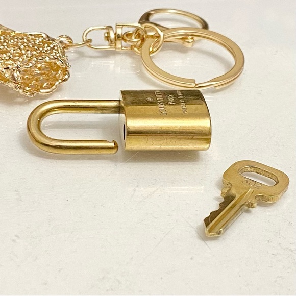 LOUIS VUITTON LOCK AND KEY ON GOLD TONE KEYCHAIN # 302 - Picture 8 of 8